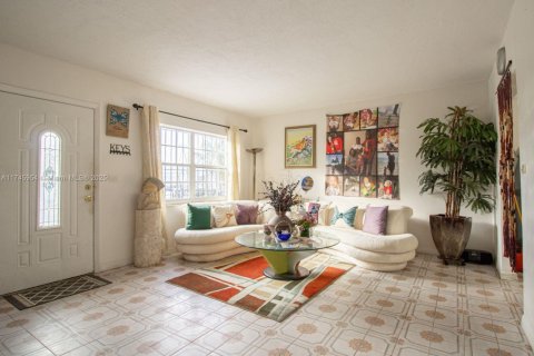 House in North Miami, Florida 4 bedrooms, 196.95 sq.m. № 1869914 - photo 11