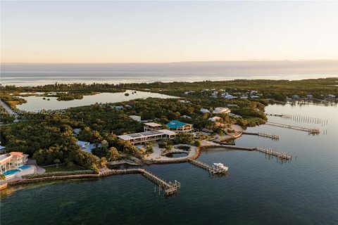 Casa en venta en Marathon, Florida, 10 dormitorios, 737.09 m2 № 1984724 - foto 2