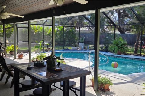House in Sarasota, Florida 4 bedrooms, 142.51 sq.m. № 2104490 - photo 13