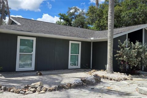 House in Sarasota, Florida 4 bedrooms, 142.51 sq.m. № 2104490 - photo 2