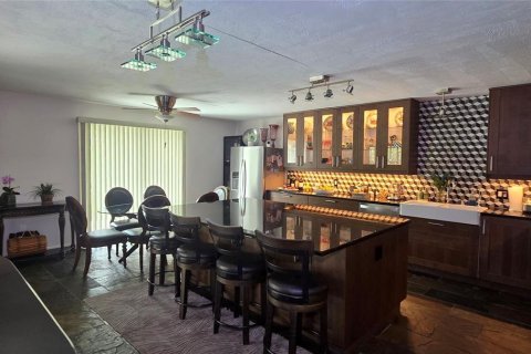 House in Sarasota, Florida 4 bedrooms, 142.51 sq.m. № 2104490 - photo 11