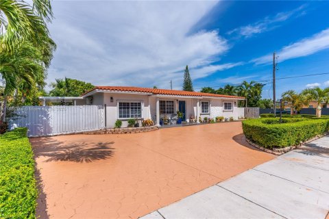 Casa en venta en Miami, Florida, 4 dormitorios, 195.47 m2 № 1981871 - foto 2