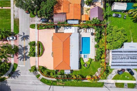 Casa en venta en Miami, Florida, 4 dormitorios, 195.47 m2 № 1981871 - foto 3
