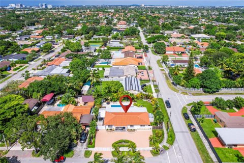 Casa en venta en Miami, Florida, 4 dormitorios, 195.47 m2 № 1981871 - foto 4