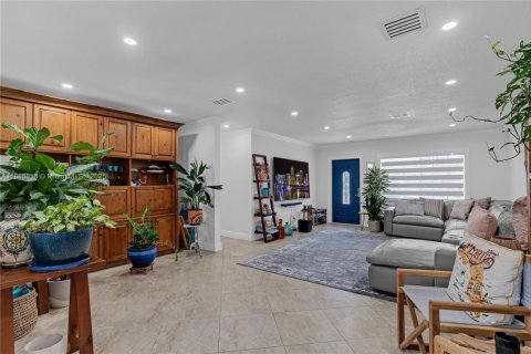 Casa en venta en Miami, Florida, 4 dormitorios, 195.47 m2 № 1981871 - foto 23