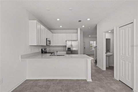 Townhouse in Davenport, Florida 3 bedrooms, 170.94 sq.m. № 2143743 - photo 5
