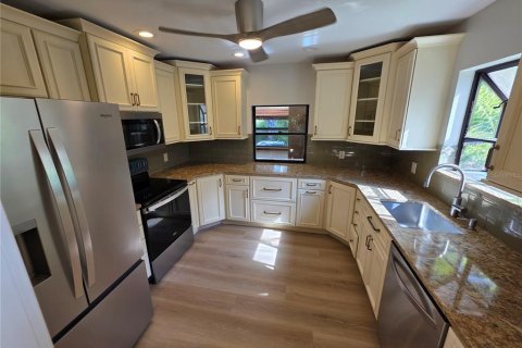 House in Bradenton, Florida 3 bedrooms, 153.29 sq.m. № 2112190 - photo 4