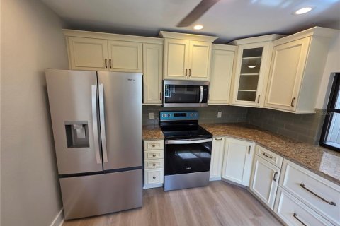 House in Bradenton, Florida 3 bedrooms, 153.29 sq.m. № 2112190 - photo 8
