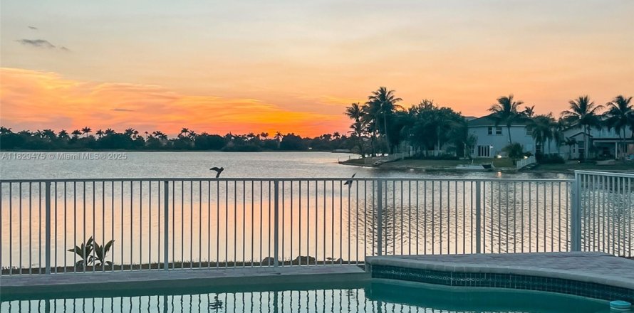 Villa ou maison à Miramar, Floride 4 chambres, 240.52 m2 № 1939786