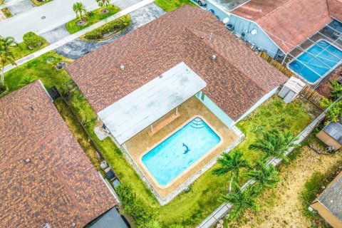 Casa en alquiler en Sunrise, Florida, 4 dormitorios, 168.99 m2 № 1188700 - foto 1