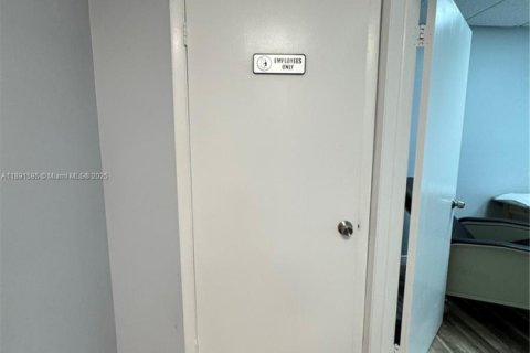 Купить коммерческую недвижимость в Пальметто-Бей, Флорида № 2054538 - фото 27