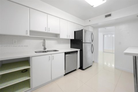 Copropriété à vendre à Surfside, Floride: 1 chambre, 84.08 m2 № 1950358 - photo 10