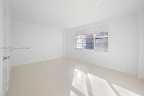 Copropriété à vendre à Surfside, Floride: 1 chambre, 84.08 m2 № 1950358 - photo 15