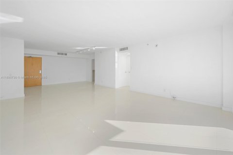 Copropriété à vendre à Surfside, Floride: 1 chambre, 84.08 m2 № 1950358 - photo 18