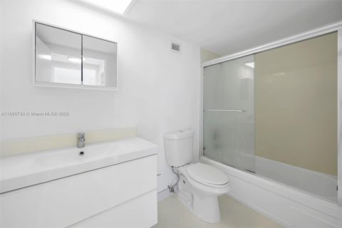 Copropriété à vendre à Surfside, Floride: 1 chambre, 84.08 m2 № 1950358 - photo 9