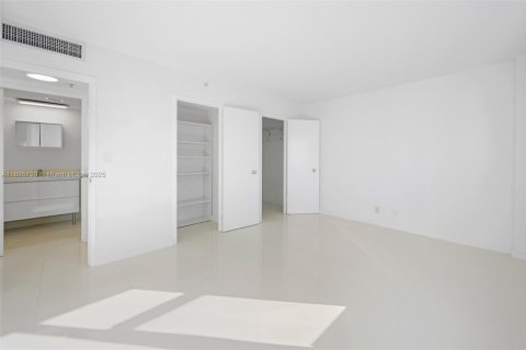 Copropriété à vendre à Surfside, Floride: 1 chambre, 84.08 m2 № 1950358 - photo 12