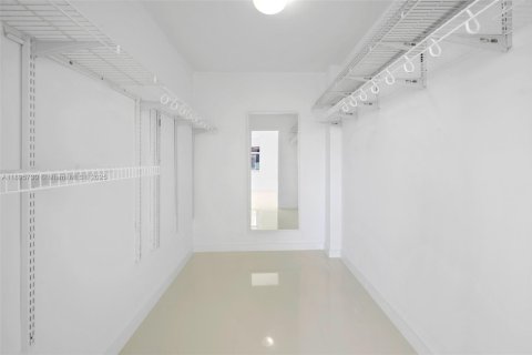 Copropriété à vendre à Surfside, Floride: 1 chambre, 84.08 m2 № 1950358 - photo 8