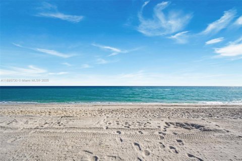 Copropriété à vendre à Surfside, Floride: 1 chambre, 84.08 m2 № 1950358 - photo 3