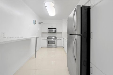 Copropriété à vendre à Surfside, Floride: 1 chambre, 84.08 m2 № 1950358 - photo 11
