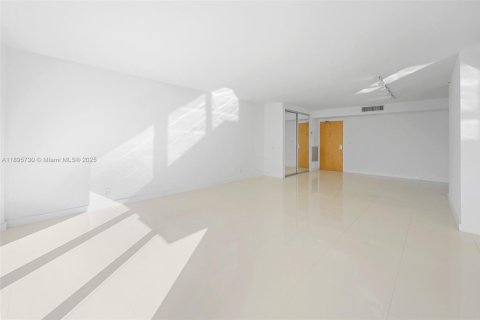 Copropriété à vendre à Surfside, Floride: 1 chambre, 84.08 m2 № 1950358 - photo 17