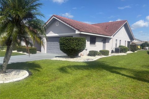Villa ou maison à louer à Sun City Center, Floride: 2 chambres, 175.59 m2 № 1917616 - photo 4