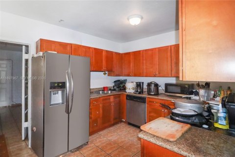 Commercial property in Miami, Florida 207.26 sq.m. № 2090058 - photo 4