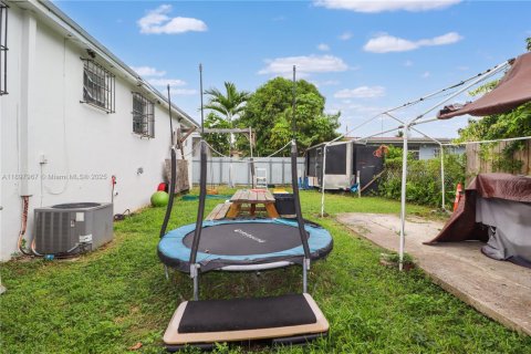 Commercial property in Miami, Florida 207.26 sq.m. № 2090058 - photo 25