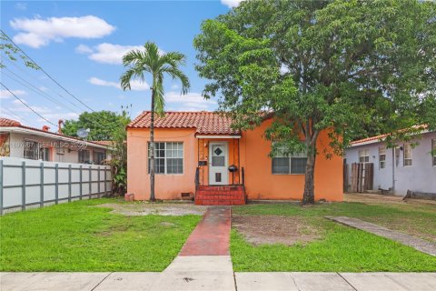 Commercial property in Miami, Florida 207.26 sq.m. № 2090058