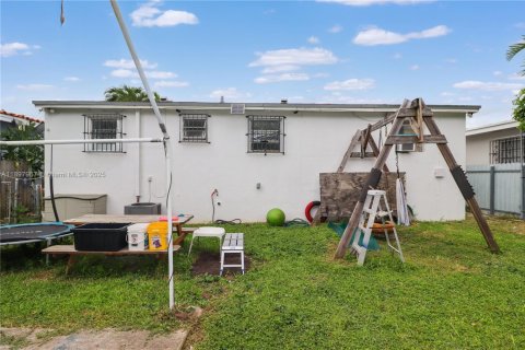 Commercial property in Miami, Florida 207.26 sq.m. № 2090058 - photo 24