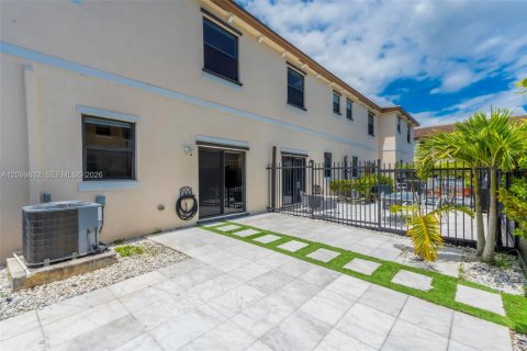 Townhouse in Davie, Florida 3 bedrooms, 133.59 sq.m. № 2401496 - photo 17