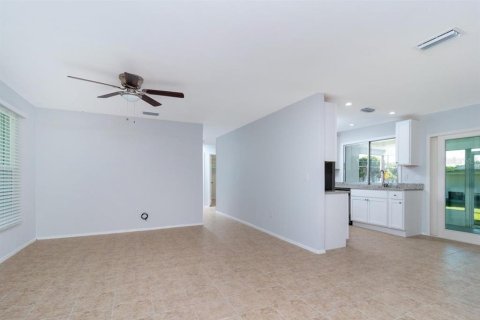 House in Punta Gorda, Florida 4 bedrooms, 135.36 sq.m. № 2277633 - photo 2
