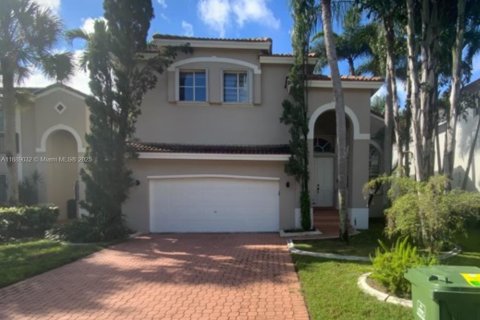 House in Pembroke Pines, Florida 4 bedrooms, 233.46 sq.m. № 1943782 - photo 1