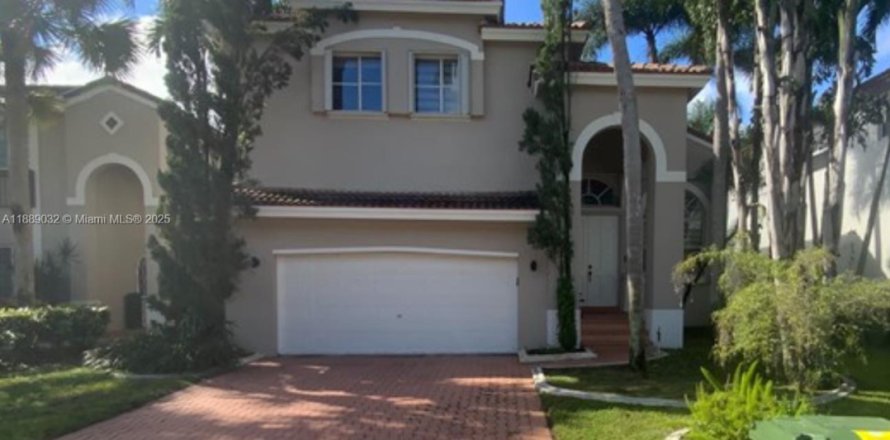House in Pembroke Pines, Florida 4 bedrooms, 233.46 sq.m. № 1943782