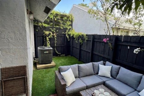 House in North Lauderdale, Florida 2 bedrooms, 75.81 sq.m. № 2065520 - photo 9