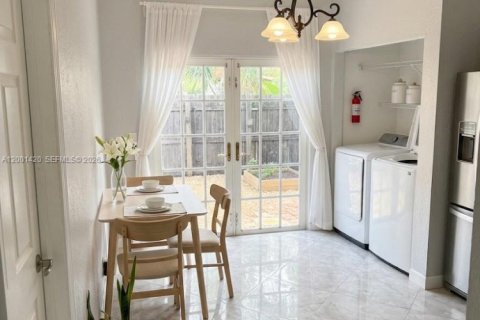 House in North Lauderdale, Florida 2 bedrooms, 75.81 sq.m. № 2065520 - photo 2