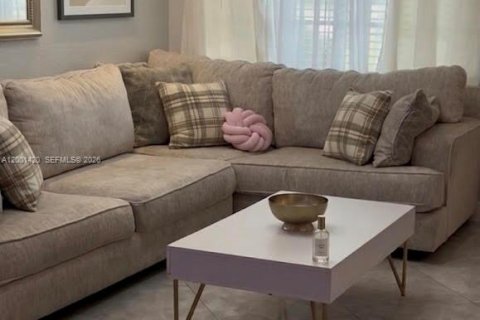 House in North Lauderdale, Florida 2 bedrooms, 75.81 sq.m. № 2065520 - photo 7