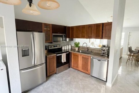 House in North Lauderdale, Florida 2 bedrooms, 75.81 sq.m. № 2065520