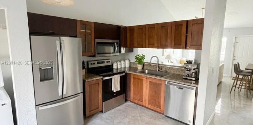 House in North Lauderdale, Florida 2 bedrooms, 75.81 sq.m. № 2065520