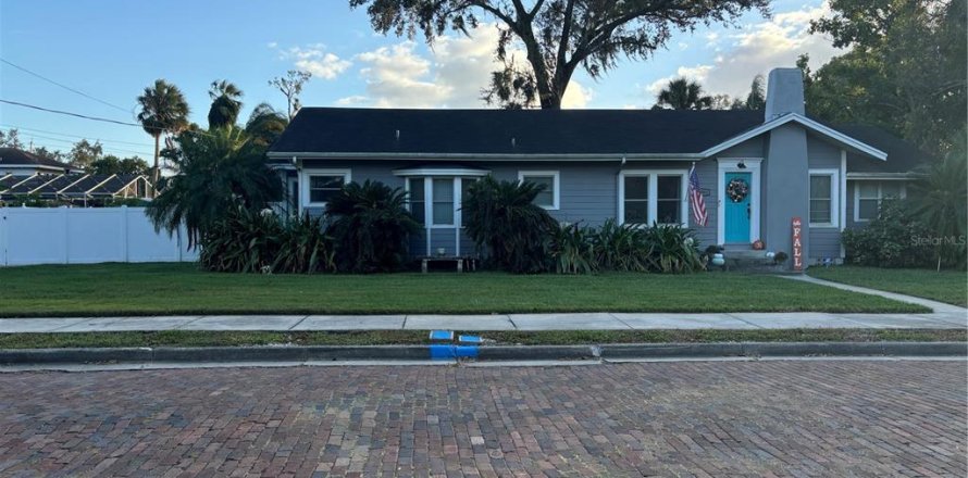 House in Plant City, Florida 5 bedrooms, 233.46 sq.m. № 1447411