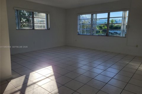 Copropriété à louer à Bay Harbor Islands, Floride: 2 chambres, 86.31 m2 № 2025781 - photo 3