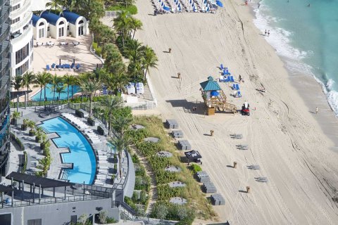 Apartment in PORSCHE DESIGN TOWER in Sunny Isles Beach, Florida 3 bedrooms, 291 sq.m. № 62530 - photo 1