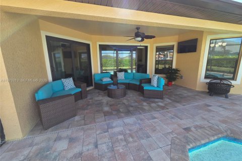 House in Cape Coral, Florida 4 bedrooms № 2030913 - photo 9