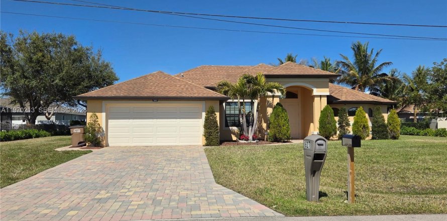 House in Cape Coral, Florida 4 bedrooms № 2030913