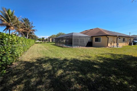 House in Cape Coral, Florida 4 bedrooms № 2030913 - photo 15