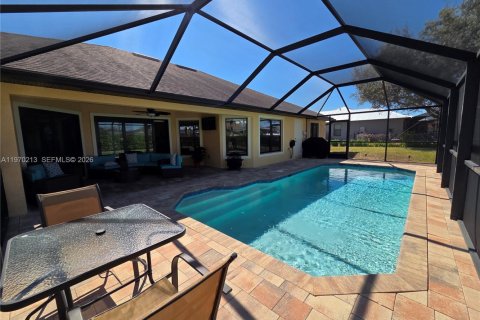 House in Cape Coral, Florida 4 bedrooms № 2030913 - photo 8