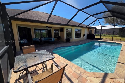 House in Cape Coral, Florida 4 bedrooms № 2030913 - photo 3