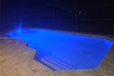 House in Cape Coral, Florida 4 bedrooms № 2030913 - photo 2