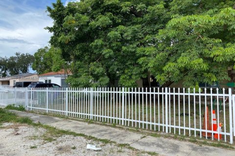 House in Miami, Florida 2 bedrooms, 102.19 sq.m. № 1937158 - photo 9