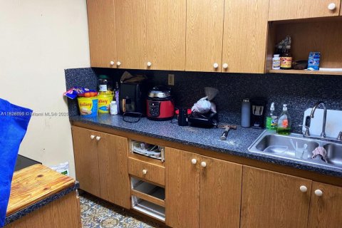 House in Miami, Florida 2 bedrooms, 102.19 sq.m. № 1937158 - photo 6