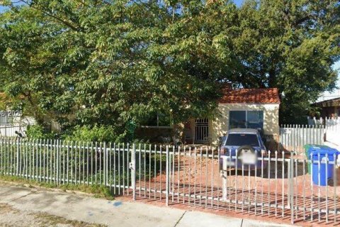 House in Miami, Florida 2 bedrooms, 102.19 sq.m. № 1937158